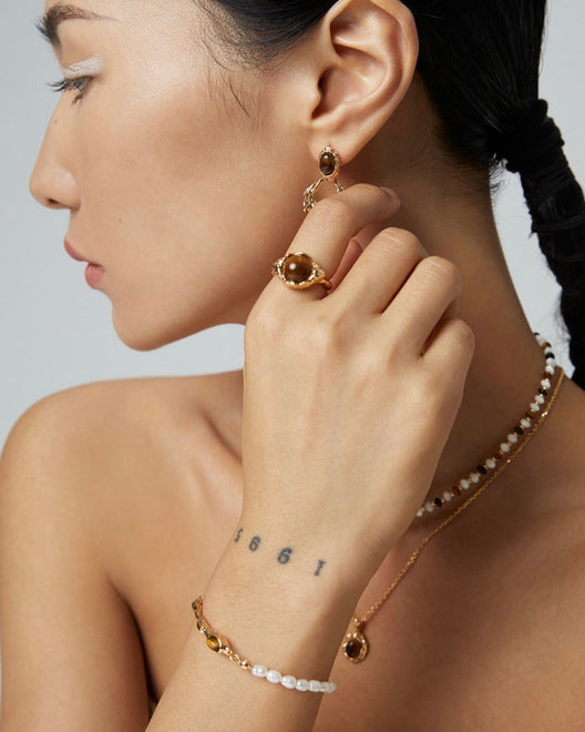 BIJOUX, CHEVEUX ET LUNETTES SOLEIL