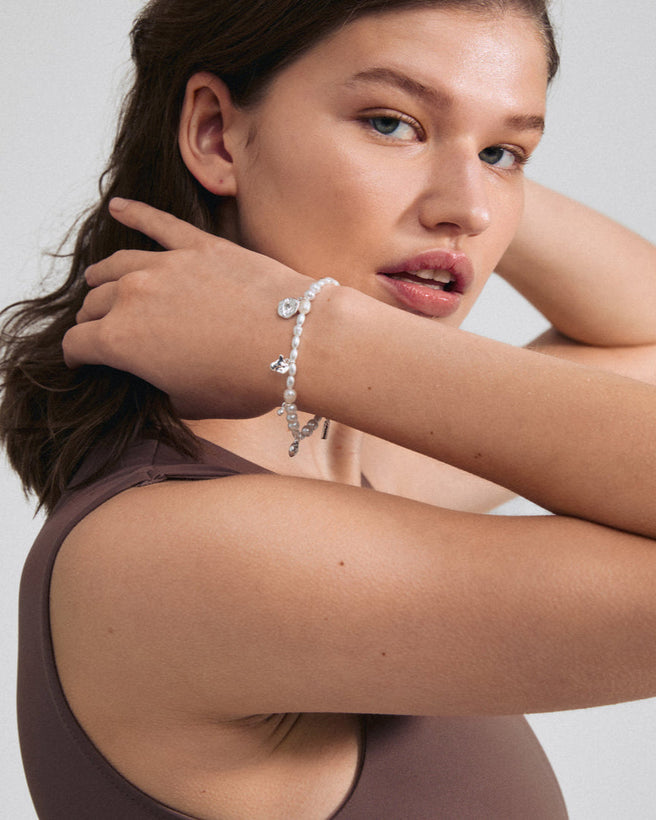 BIJOUX, CHEVEUX ET LUNETTES SOLEIL
