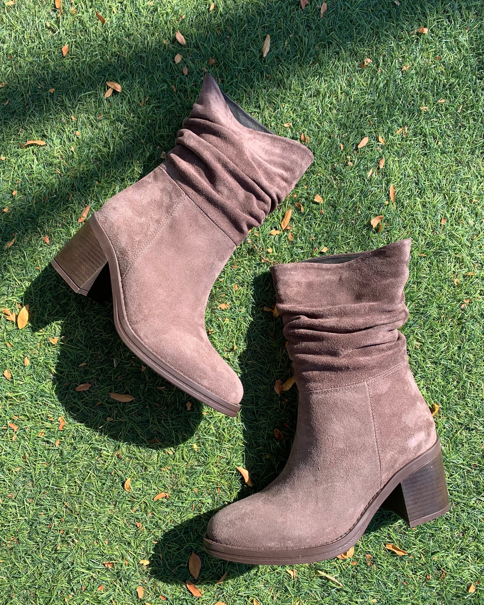 386425 PIXY Botte en suède taupe à talon haut mi-mollet