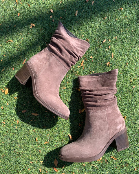 386425 PIXY Botte en suède taupe à talon haut mi-mollet