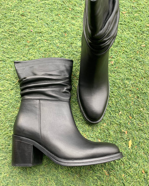 386325 PIXY Botte en cuir noire à talon haut mi-mollet