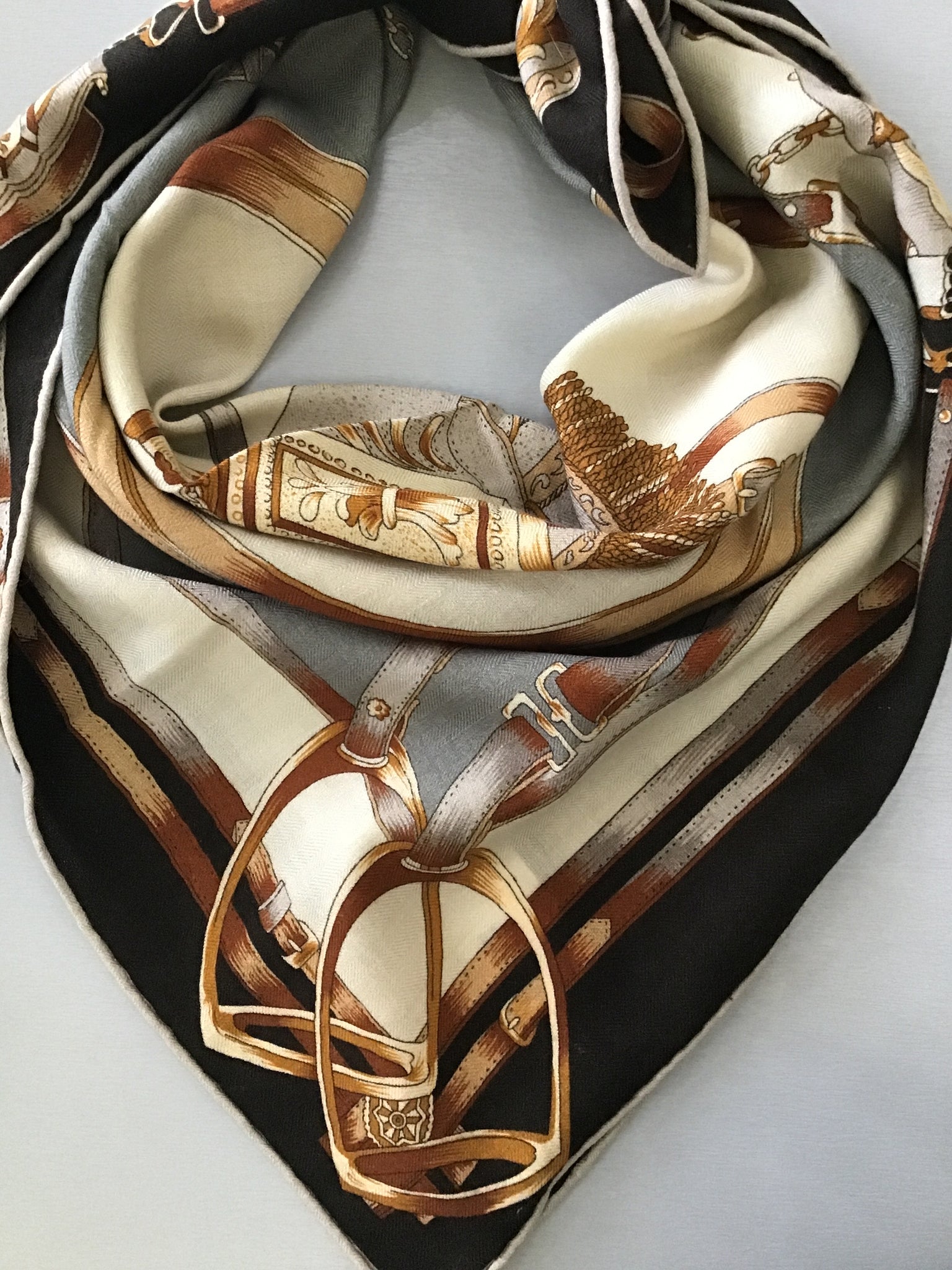 391925 Sang can si  Foulard soie et laine  carré