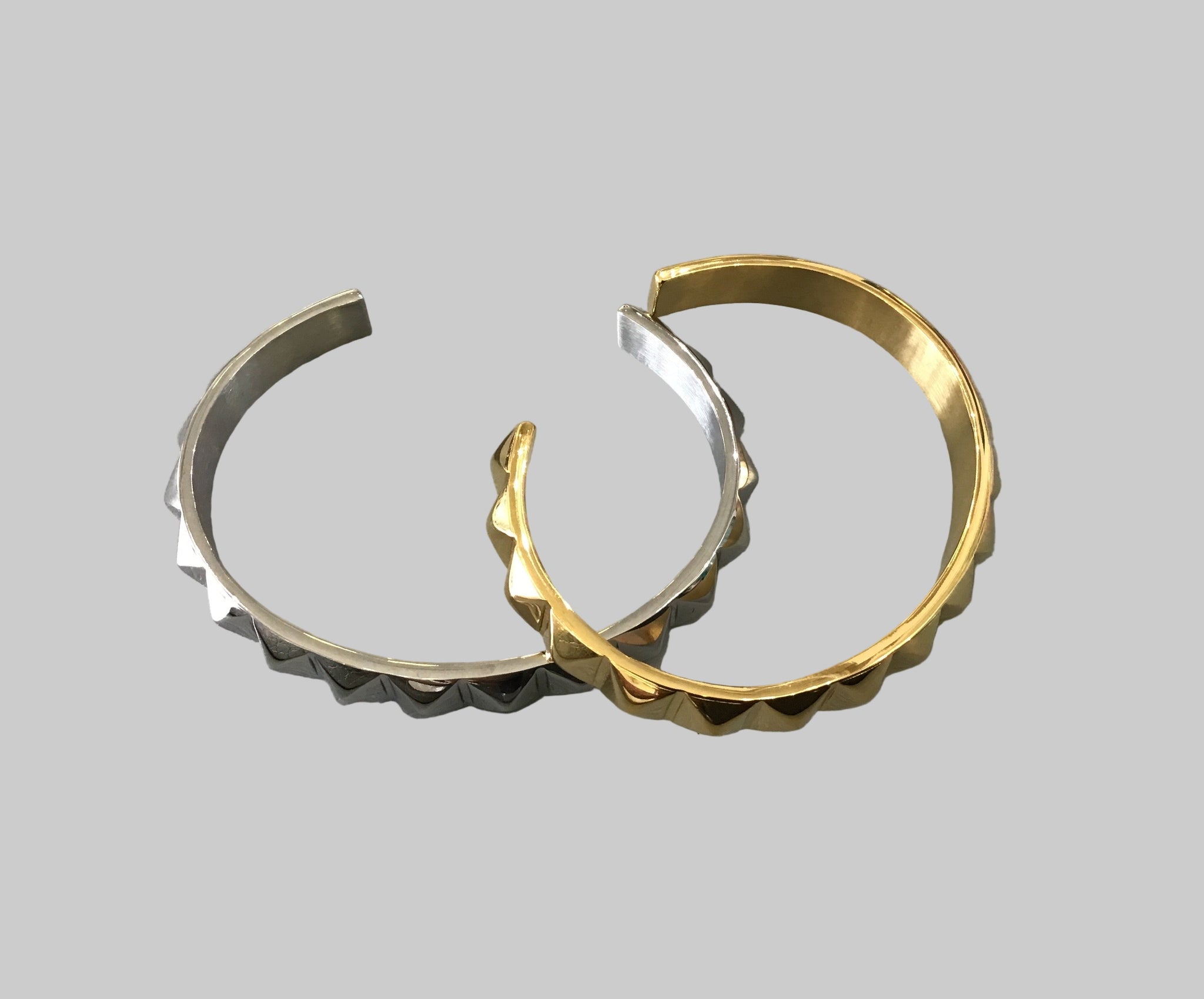 264215 L’Actuel bracelet bangle studs