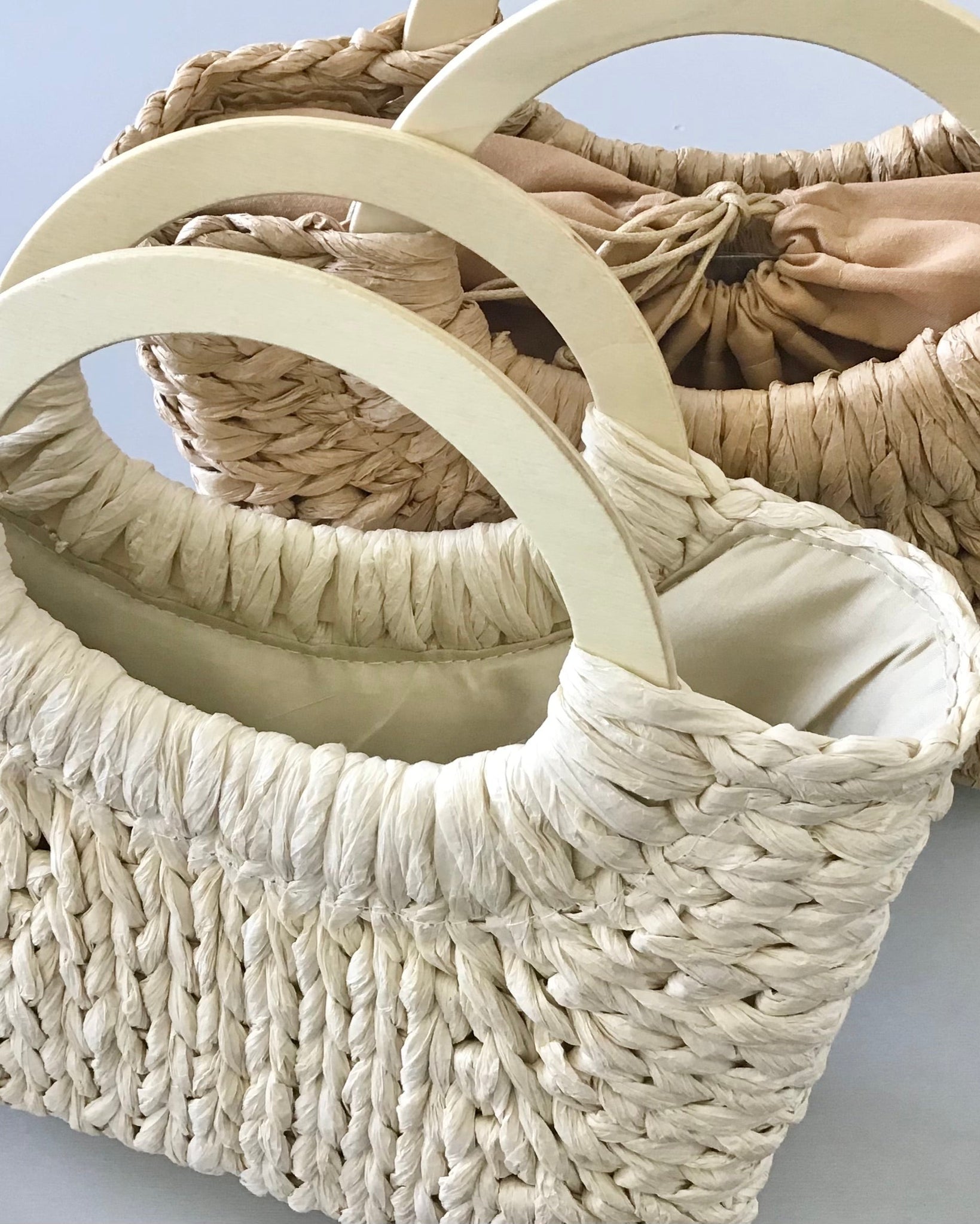 326815 L'ACTUEL sac en osier carré ganse ronde en bois