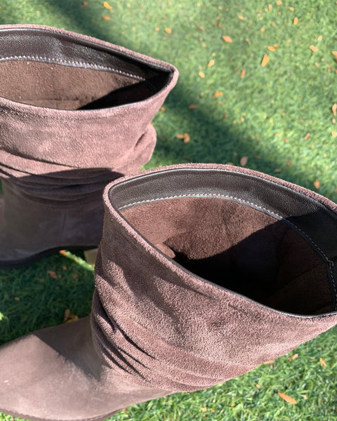 386425 PIXY Botte en suède taupe à talon haut mi-mollet