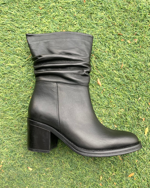 386325 PIXY Botte en cuir noire à talon haut mi-mollet