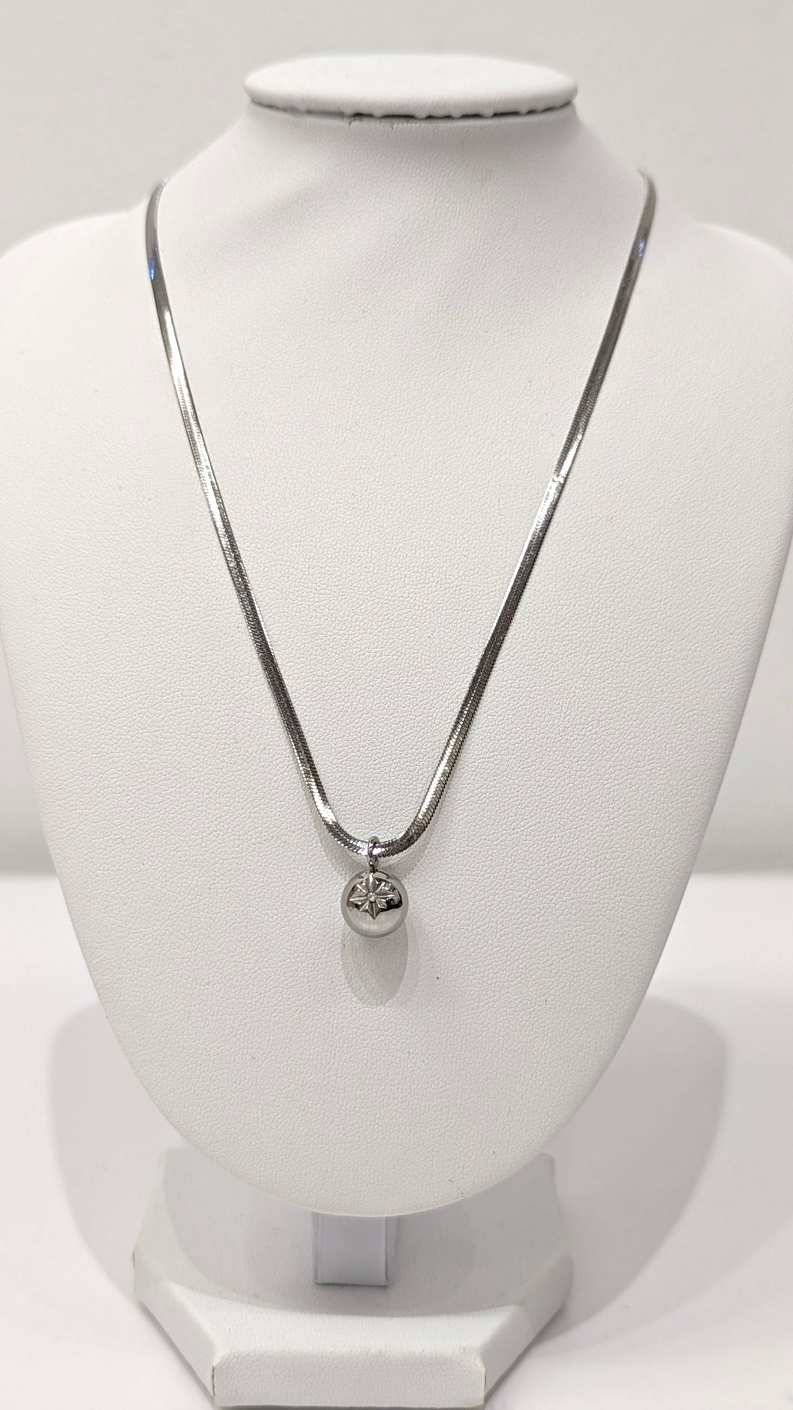 648914 L’ACTUEL chaîne serpent pendentif boule avec étoile