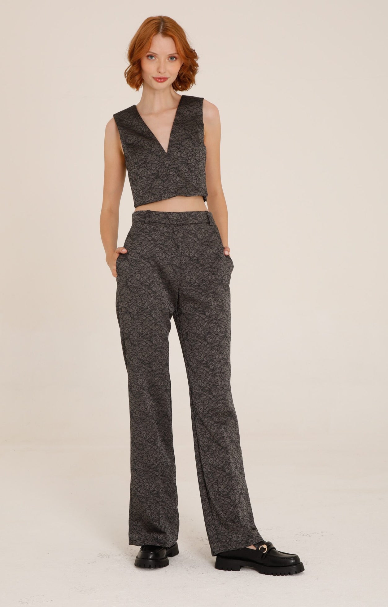 585823 Futur3 pantalon gris imprimé dentelle