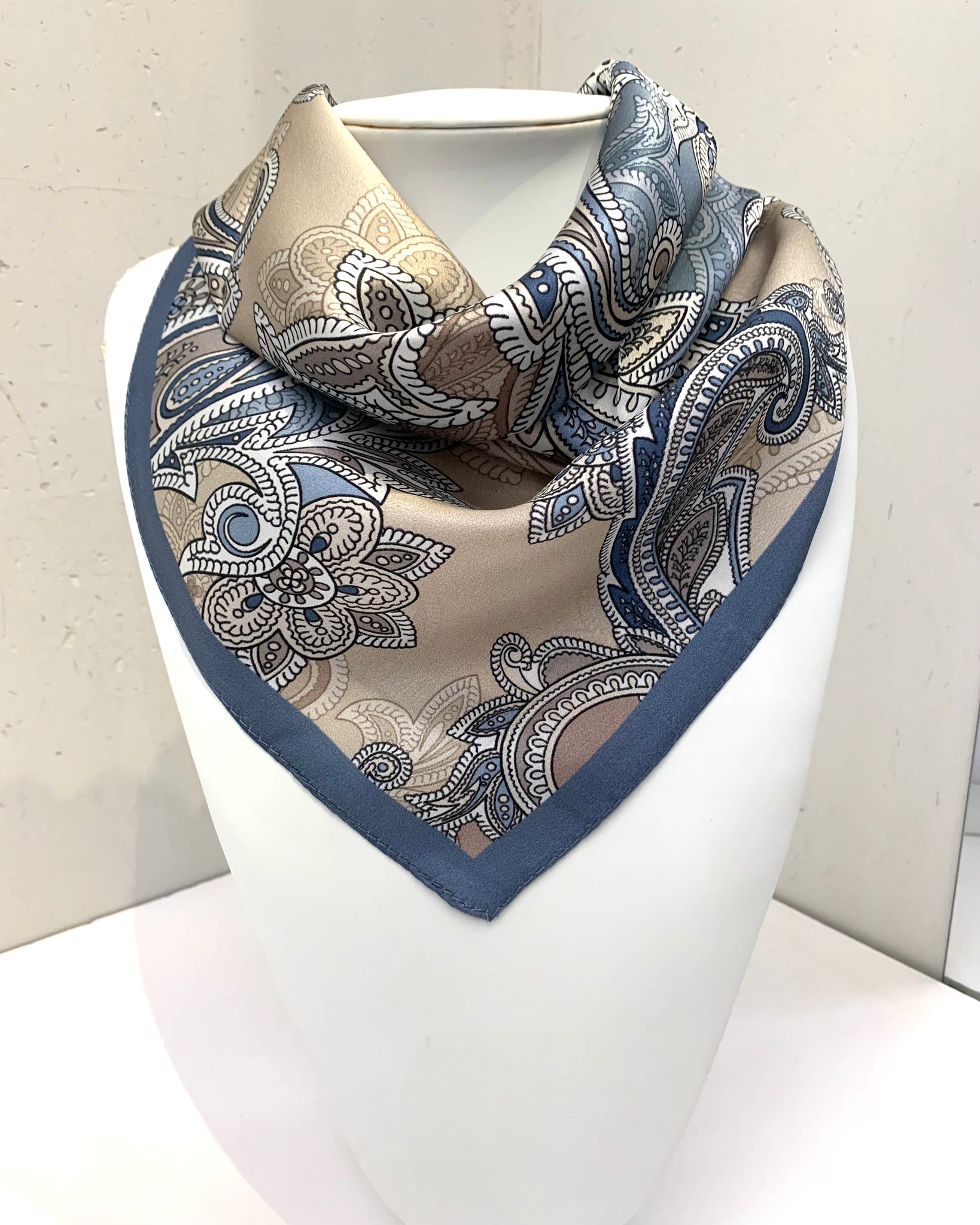 391225 Sang can si carré de soie