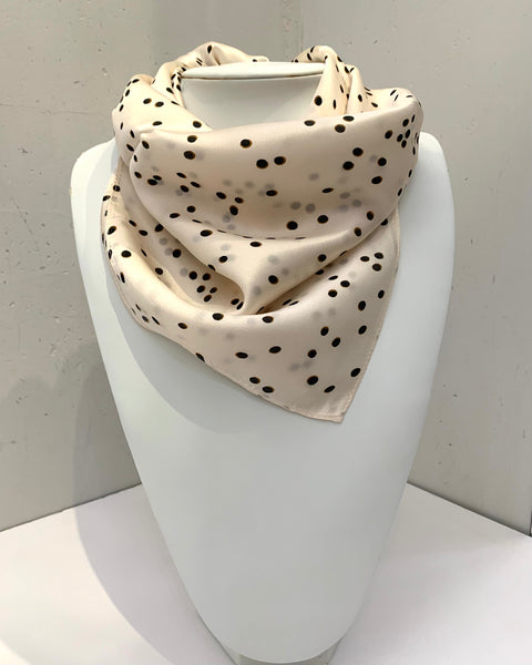 391225 Sang can si carré de soie