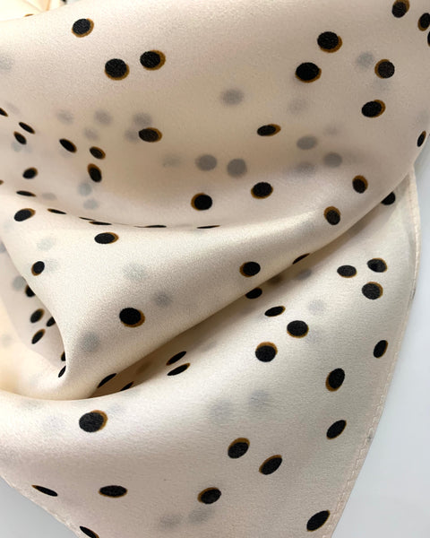 391225 Sang can si carré de soie