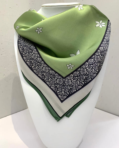 391225 Sang can si carré de soie