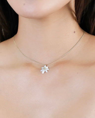 324515 FRANCK HERVAL Collier avec marguerite pendentif