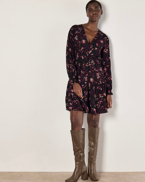 397525 Apricot robe noire à imprimé floral prune