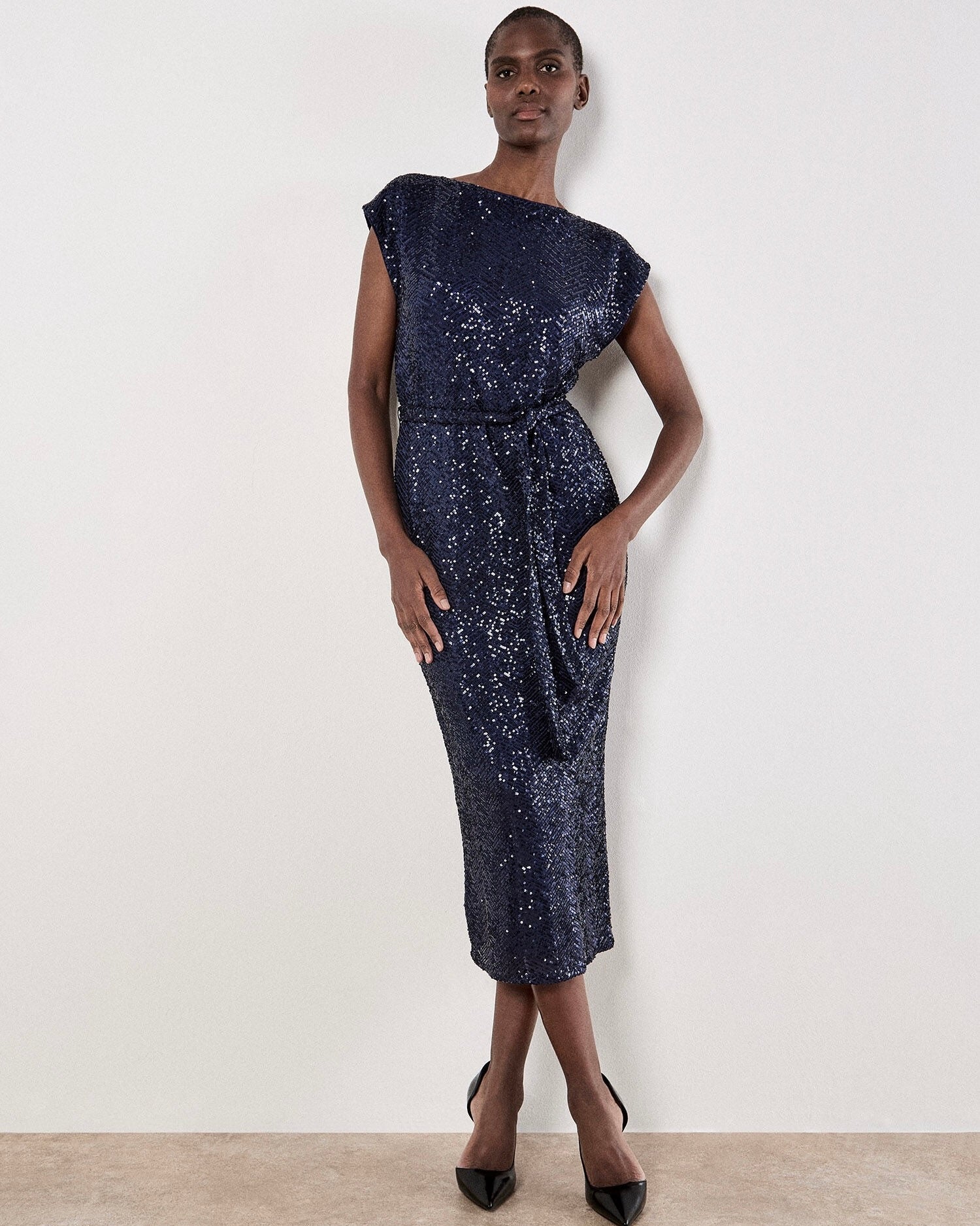 367025 APRICOT Robe midi à chevron et paillettes marine