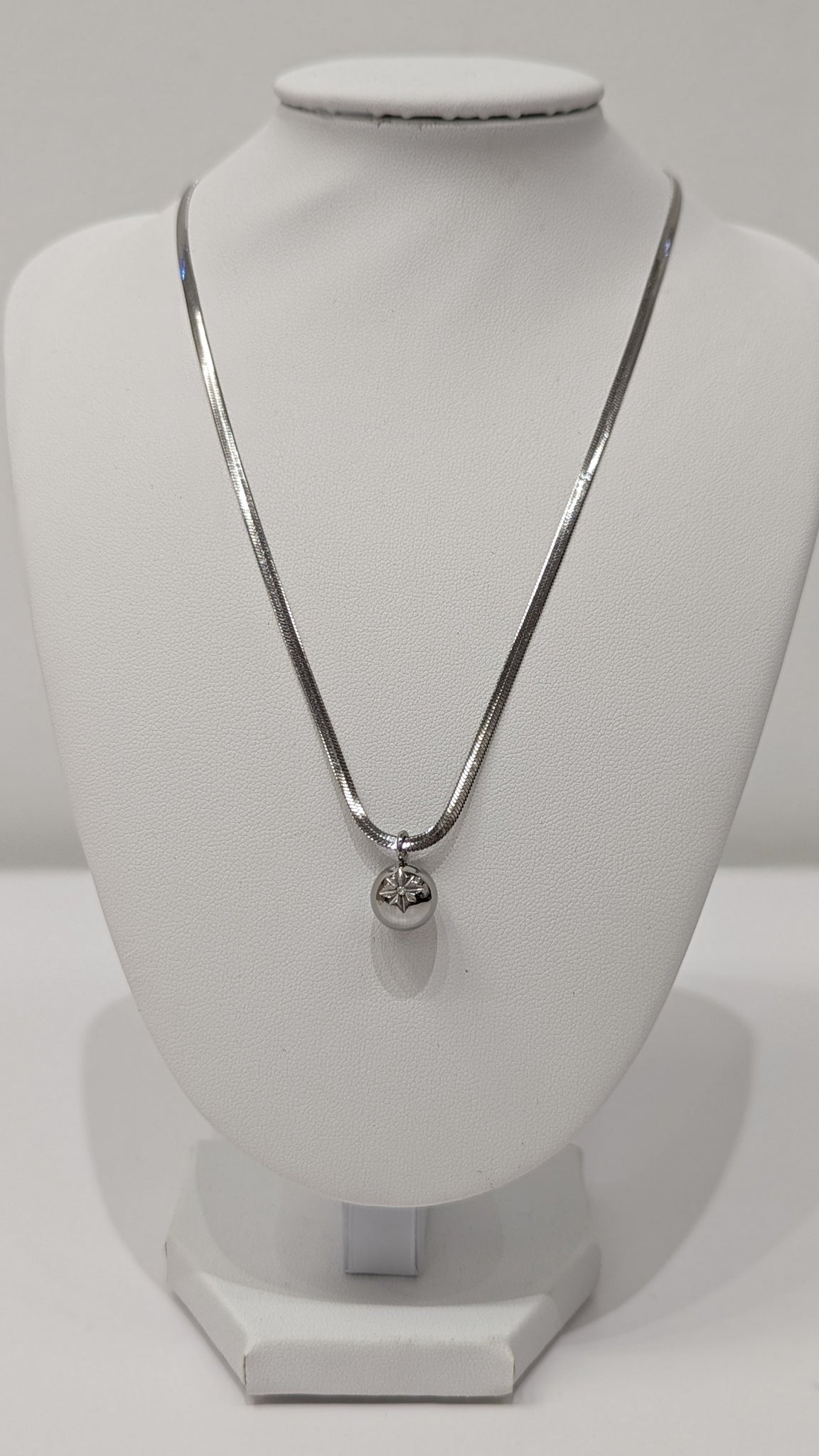 648914 L’ACTUEL chaîne serpent pendentif boule avec étoile