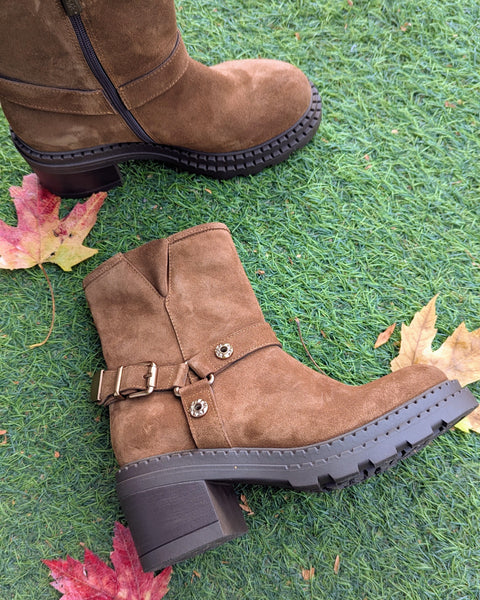 386225 PIXY Botte de suède tan à talon carré