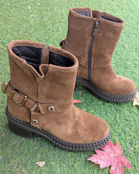 386225 PIXY Botte de suède tan à talon carré